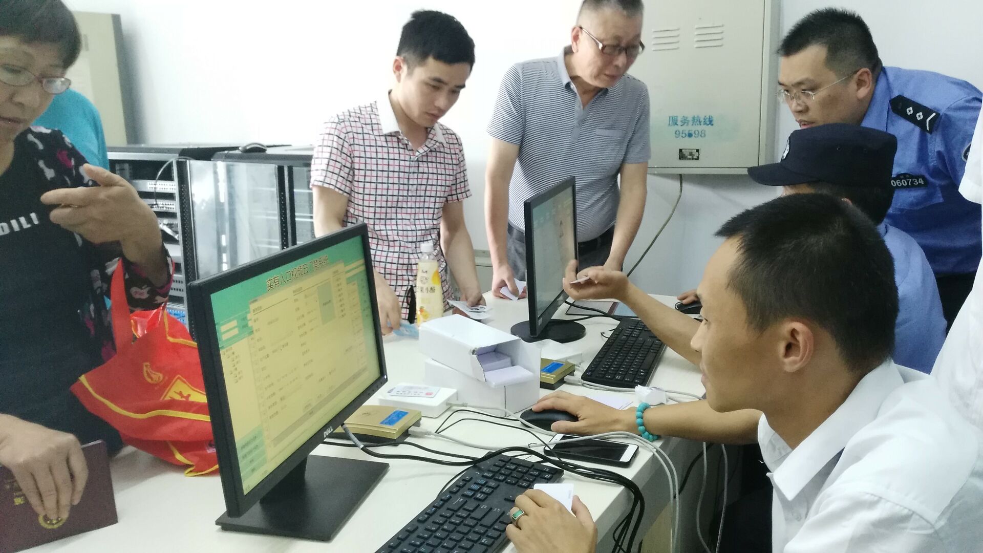 蘇州錦鄰緣小區(qū)使用我公司的身份證門(mén)禁系統(tǒng)  身份證門(mén)禁系統(tǒng)又稱實(shí)有人口視頻云門(mén)禁系統(tǒng)，主要是實(shí)現(xiàn)的功能如下：  1、租客刷身份證開(kāi)門(mén)，業(yè)主刷IC卡開(kāi)門(mén)  2、刷身份證時(shí)抓拍刷卡時(shí)的照片  3、查看刷記錄時(shí)，可以查看刷時(shí)前后10秒的視頻  4、多門(mén)聯(lián)網(wǎng)，數(shù)據(jù)共享  5、外來(lái)人員，做訪客登記進(jìn)入  6、可實(shí)時(shí)查看每個(gè)門(mén)的狀態(tài)，鎖的狀態(tài)